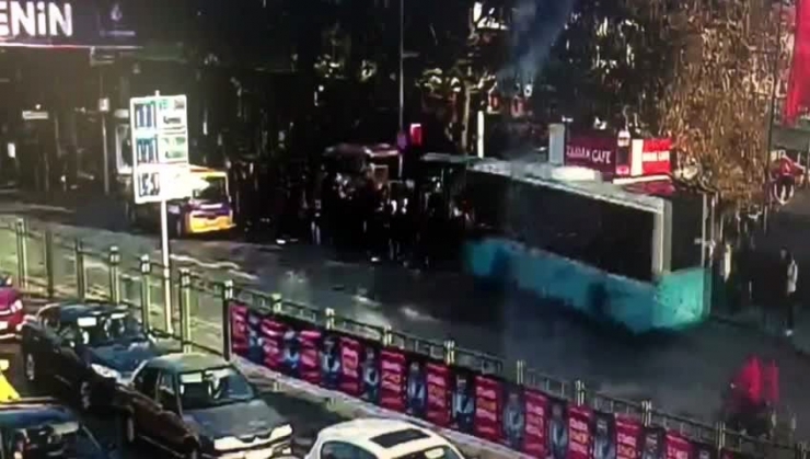 Beşiktaş’ta Otobüsün Durağa Daldığı Dehşet Anları Kamerada