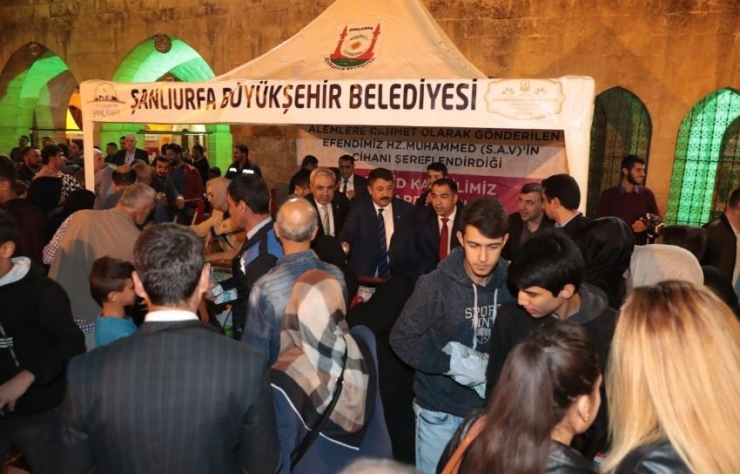 Büyükşehir’den Mevlid Kandili’nde Vatandaşlara Süt İkramı