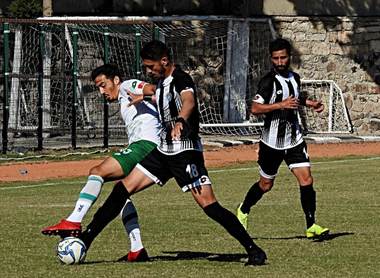 Çeşme Belediyespor 7-0’la Liderliğini Sürdürdü