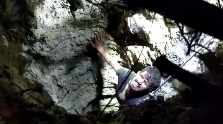 15 Metrelik Kuyuya Düştü, Cep Telefonu Sayesinde Kurtarıldı