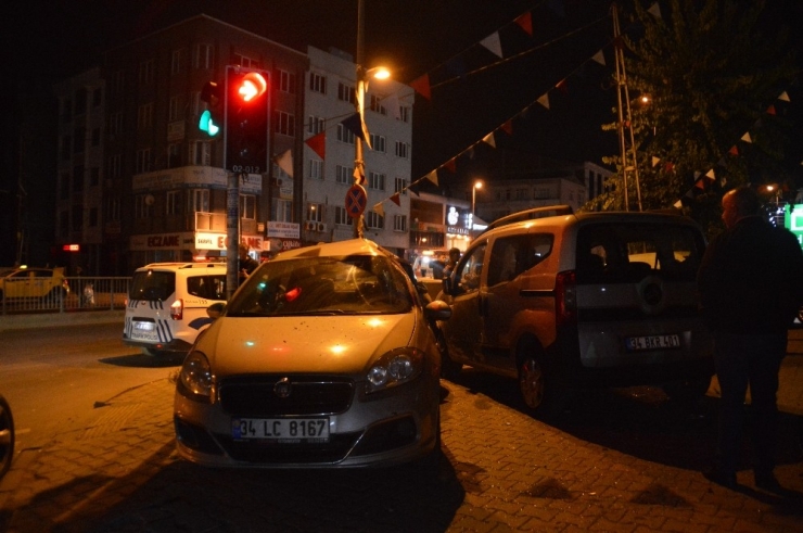 Esenyurt’ta Hafif Ticari Araç, Otomobile Çarptı: 3 Kişi Yaralandı