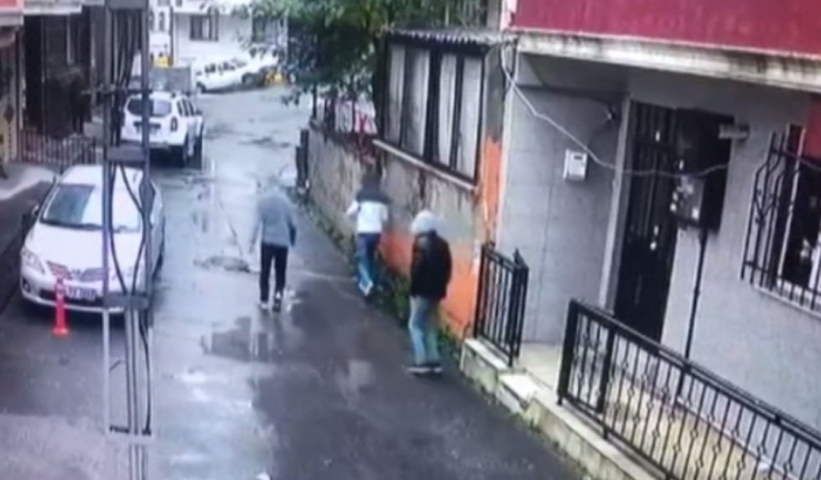 İstanbul’da Güpegündüz Evlere Dadanan Hırsızlar Kamerada