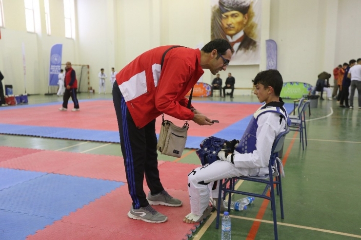 Gençler Tekvando Şampiyonası Başladı