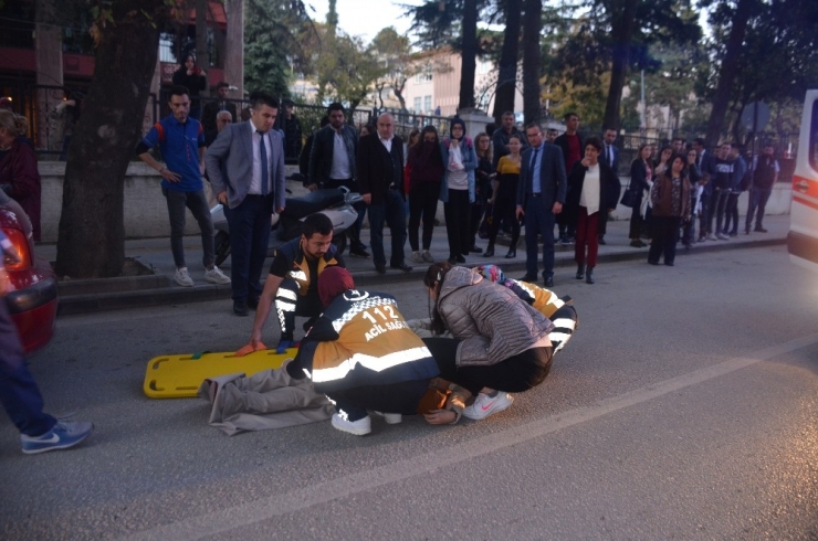 Geri Manevra Yapan Otomobilin Çarptığı Yaya Yaralandı