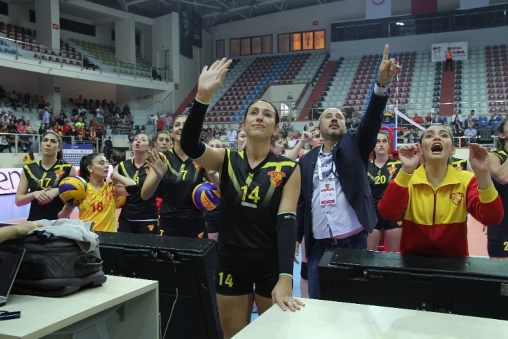 Voleybolda Olaylı İzmir Derbisi