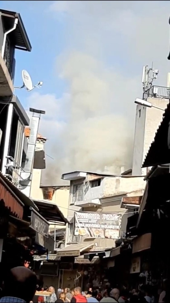 Tarihi Kemeraltı Çarşısı’nda Yangın Paniği