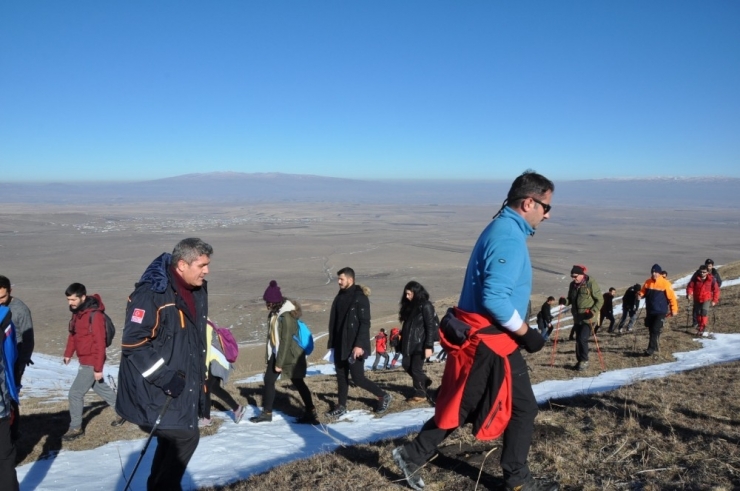 Kars’ta Afad Gönüllüleri Yahni Dağı’na Tırmandı