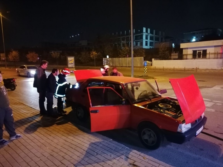 Seyir Halindeki Otomobilde Çıkan Yangını İtfaiye Söndürdü