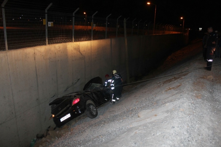 Mıcıra Giren Otomobil Şarampole Uçtu: 4 Yaralı