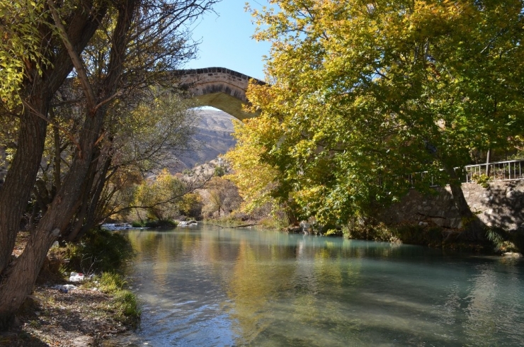 Mimarisiyle Mostar Köprüsü’ne Benzetilen Tağar Köprüsün’de Sonbahar Şölen