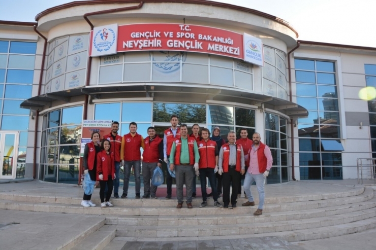 Kırmızı Yelekliler Daha Temiz Bir Nevşehir İçin İzmarit Toplama Kampanyasına Destek Verdi