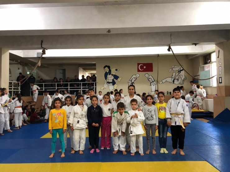 Salihli’de 200 Judocu Kemer Atladı