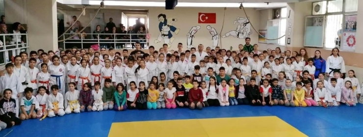 Salihli’de 200 Judocu Kemer Atladı