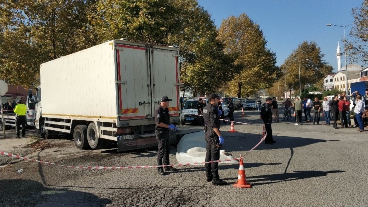 Ters Yolda Giden Kamyon, Motosikletli Kuryenin Ölümüne Sebep Oldu
