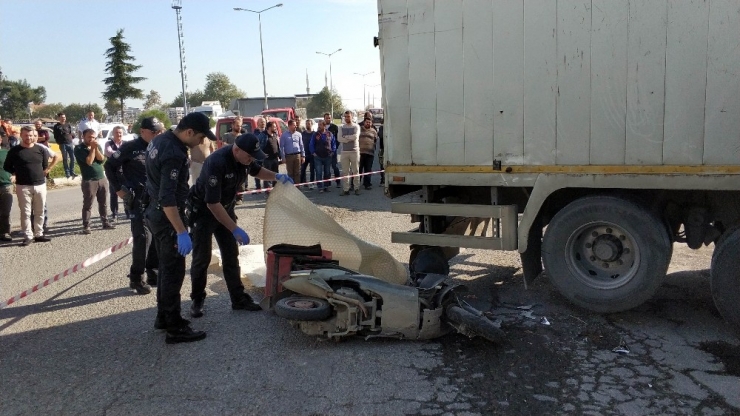 Ters Yolda Giden Kamyon, Motosikletli Kuryenin Ölümüne Sebep Oldu