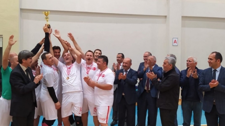 Simav Voleybol Öğretmen Takımı Bölge Şampiyonu Oldu