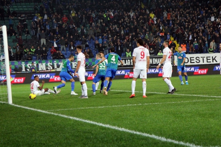 Süper Lig: Çaykur Rizespor: 1 - Antalyaspor: 0 (İlk Yarı)