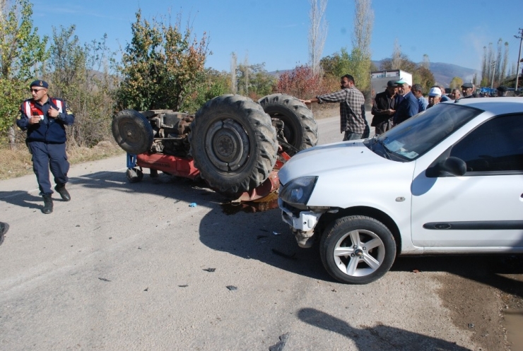 Tokat’ta Otomobilin Çarptığı Traktör Devrildi: 2 Yaralı