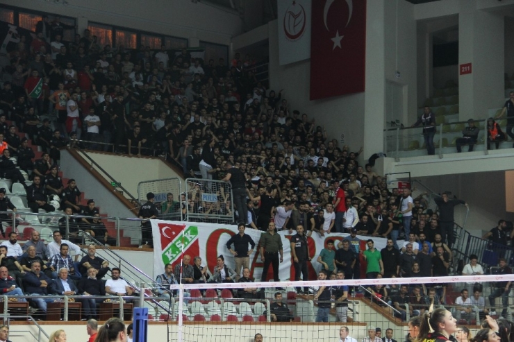 Voleybolda Olaylı İzmir Derbisi