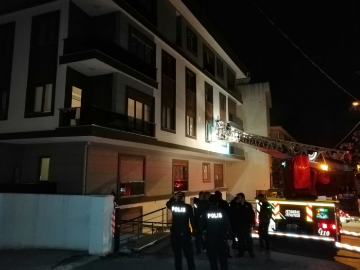 Kapalı Otoparkta Yanan Araç Binadakileri Mahsur Bıraktı