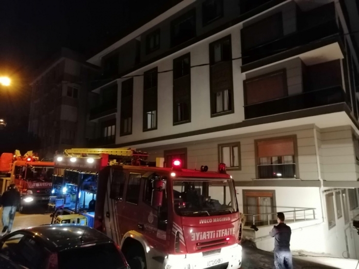 Kapalı Otoparkta Yanan Araç Binadakileri Mahsur Bıraktı