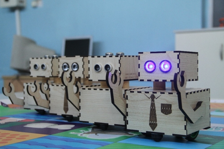 Minikler Yerli Ve Milli Robotlarla Öğreniyor