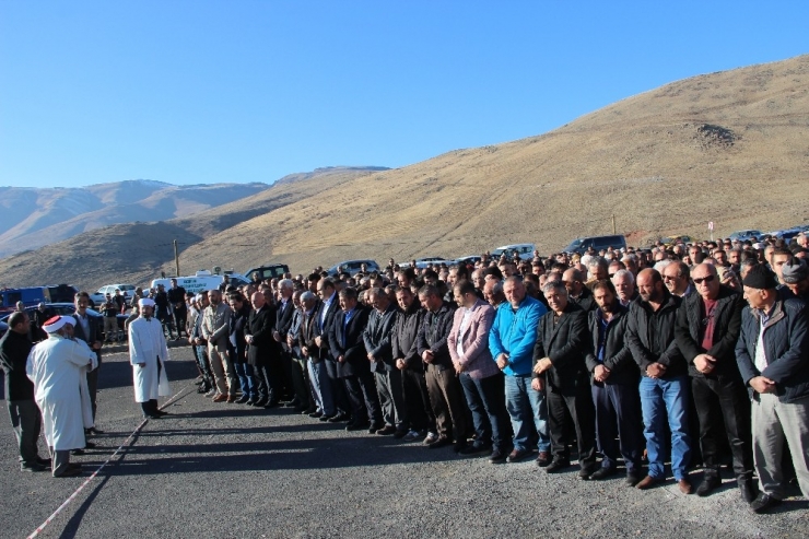 Antalya’da Evinde Ölü Bulunan Ailenin Cenazeleri Erzurum’da Toprağa Verildi