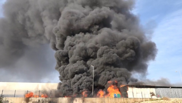 Antalya’da Avm’ye Ait Depo Yanında Çıkan Yangın Korkuttu