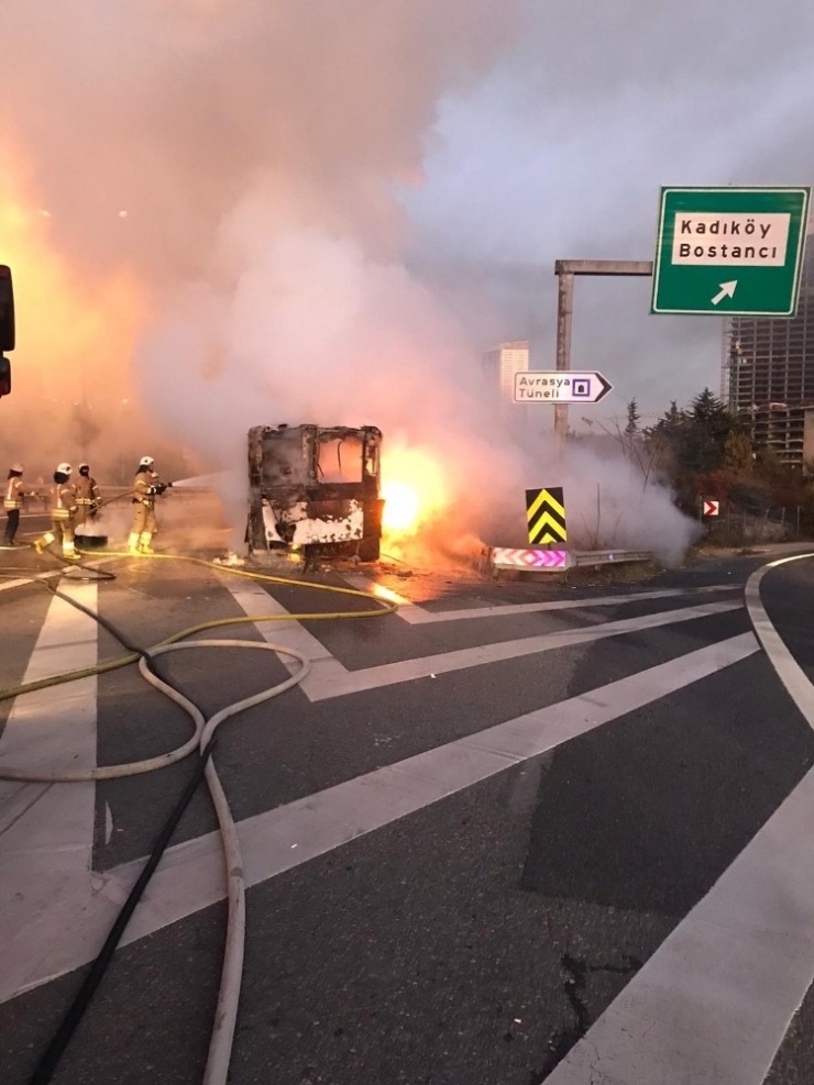 Tem Otoyolu‘nda Otobüs Alev Alev Yandı