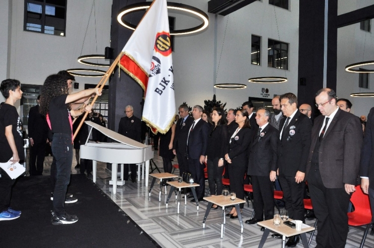 Çebi, 9’u 5 Geçe Kabataş’ta Saygı Duruşunda Bulundu