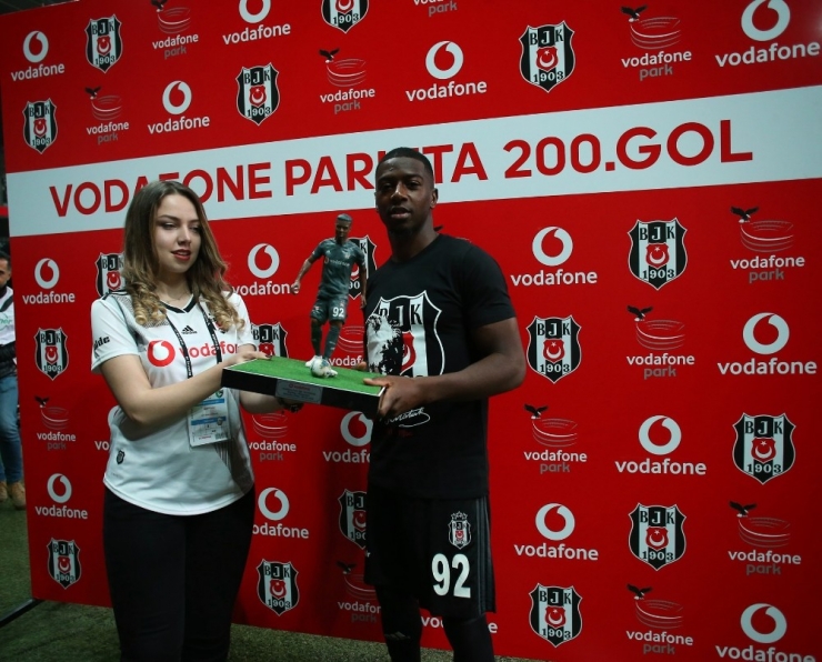 Diaby’ye Maçtan Önce 200. Gol Plaketi