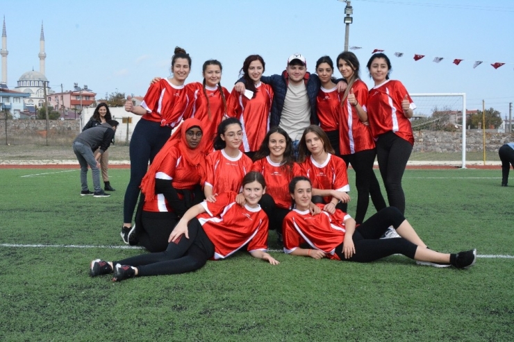 Çanakkale’de Kızların Renkli Futbol Maçı