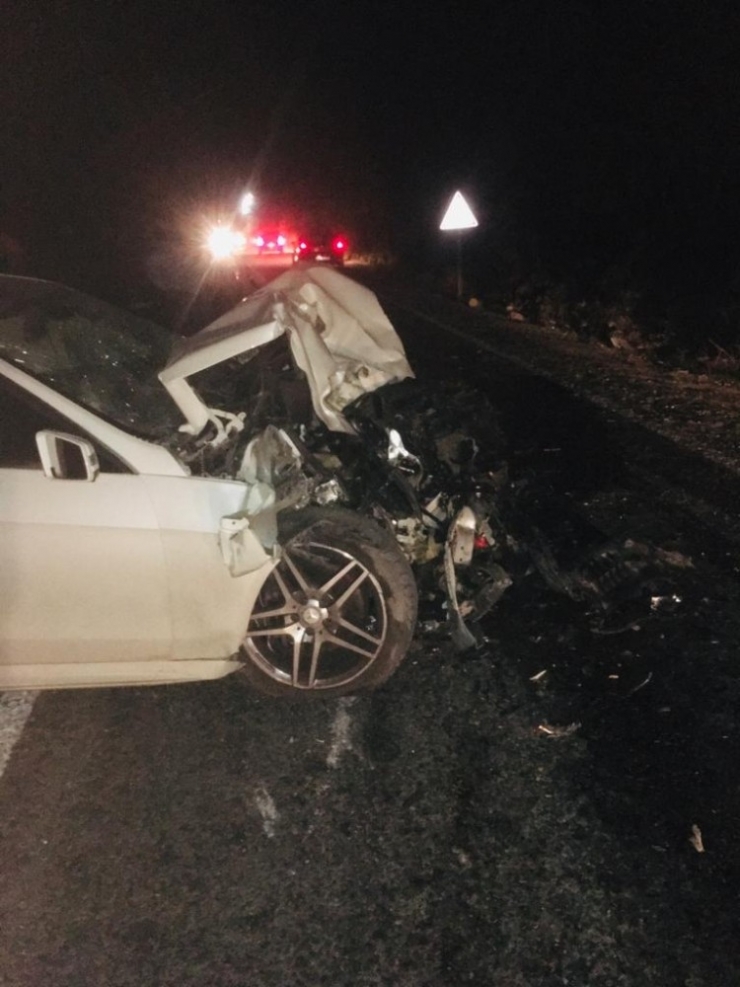 Ağaç Yüklü Traktör İle Otomobil Çarpıştı: 3 Yaralı