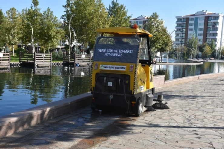 Bağlar Parklarında Çevreci Araçlarla Temizlik Dönemi