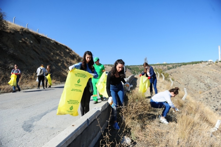 Üniversite Öğrencilerinden Çevre Temizliği