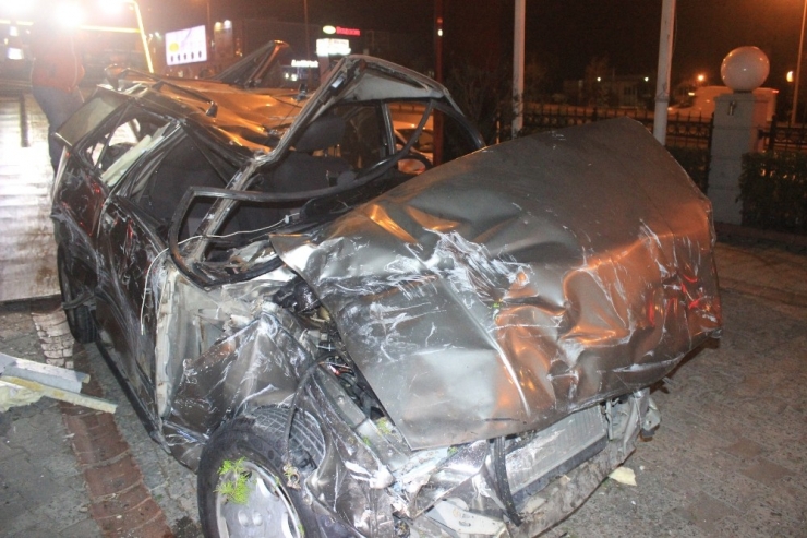 Kontrolden Çıkan Otomobil Restoranın Bahçesine Girdi: 1’i Ağır 2 Yaralı