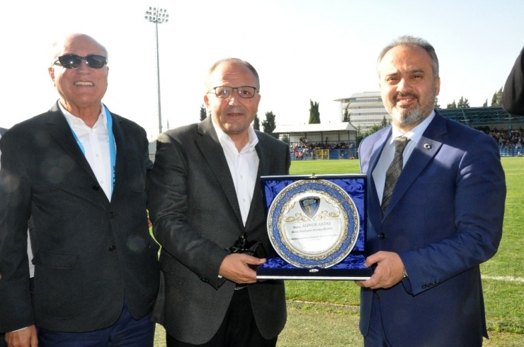 Karacabey Belediyespor’dan Alinur Aktaş’a Plaket