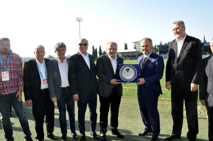 Karacabey Belediyespor’dan Alinur Aktaş’a Plaket