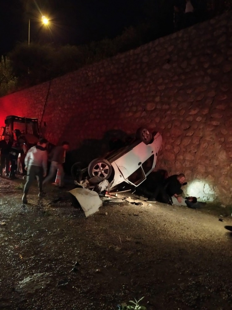 Antalya’da Otomobil Duvardan Uçtu: 4 Yaralı