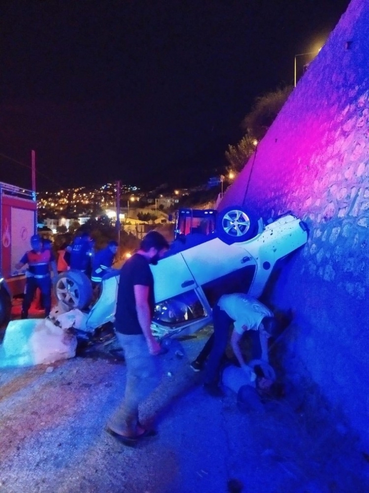 Antalya’da Otomobil Duvardan Uçtu: 4 Yaralı