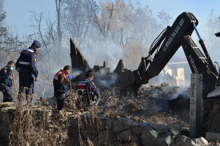 Enkazın Altında Yaşlı Adamın Cenazesi Aranıyor