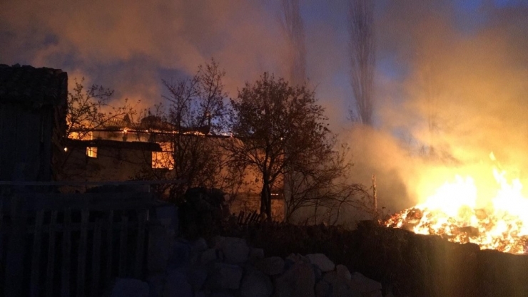 Enkazın Altında Yaşlı Adamın Cenazesi Aranıyor