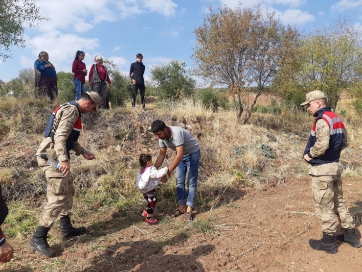 Kaybolan Çocuğu Bulan Jandarma Ailesine Teslim Etti