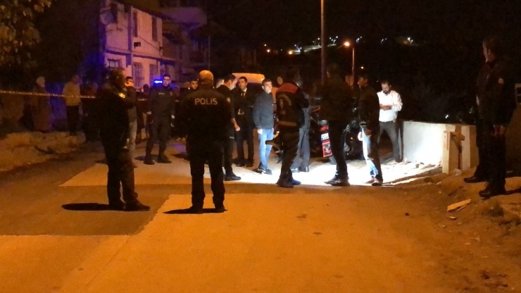 Arkadaşları İle Sokak Ortasında Sohbet Ederken Başından Vurularak Ağır Yaralandı