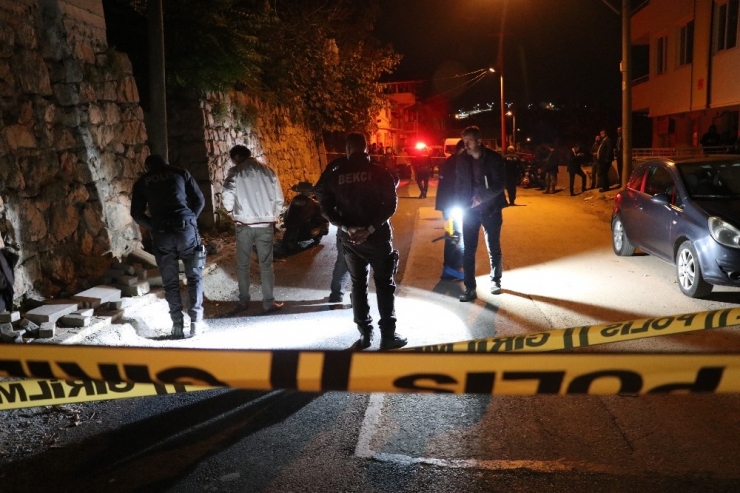 Arkadaşları İle Sokak Ortasında Sohbet Ederken Başından Vurularak Ağır Yaralandı