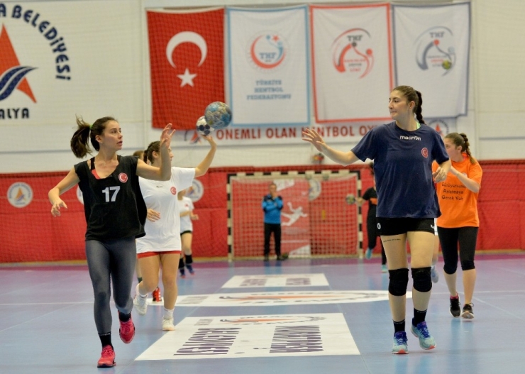 Muratpaşa Belediyespor Kadın Hentbol Takımının Hedef Galibiyet