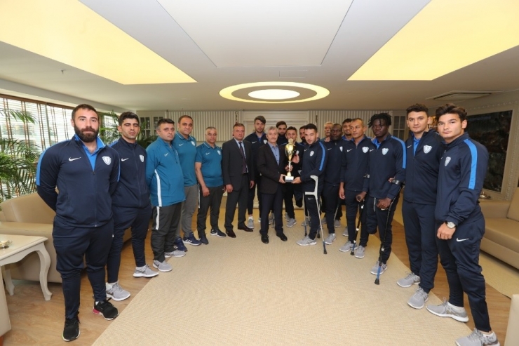 Türkiye Kupası’nı Onursal Başkan Tahmazoğlu’na Hediye Ettiler