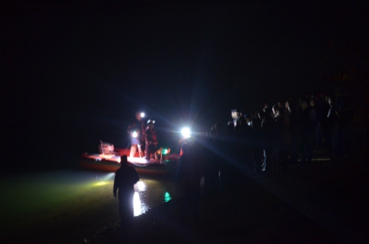 Gölete Balık Tutmak İçin Giden Öğretmen Teknenin Devrilmesi Sonucu Kayboldu