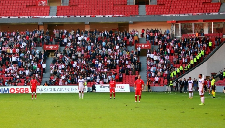Futbolcular Maç Oynanırken 1 Dakikalık Saygı Duruşunda Bulundu