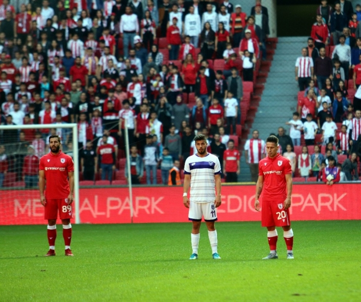 Futbolcular Maç Oynanırken 1 Dakikalık Saygı Duruşunda Bulundu